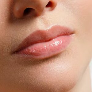 mujer hace correccion forma labios clinica cosmetologia inyecciones labios aumento labios 168410 1918 1 2